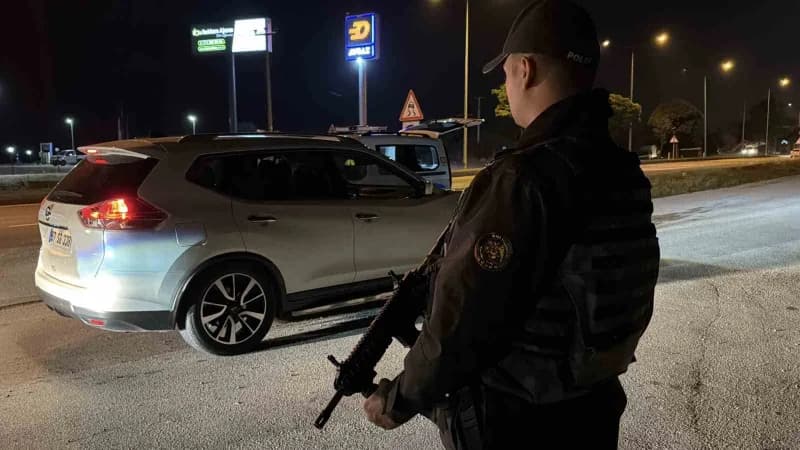 Bolu’da polis ekipleri, d-100 kara yolunda geniş çaplı denetim yaptı. Durdurulan araçlardaki sürücü ve yolcuların GBT so