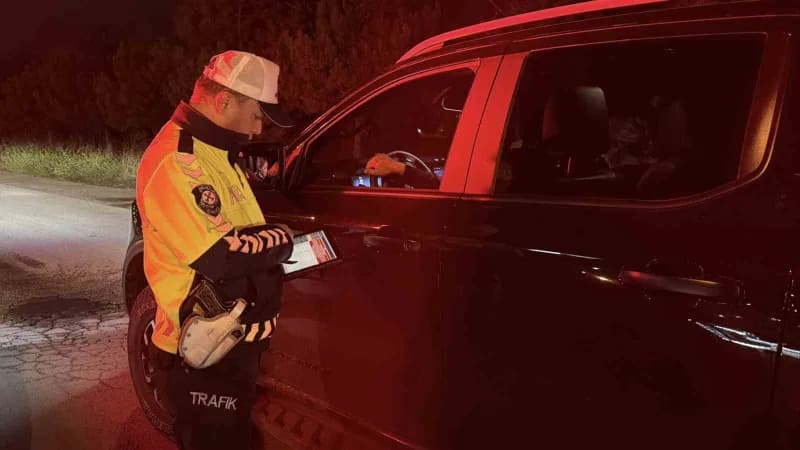 Bolu’da polis ekipleri, d-100 kara yolunda geniş çaplı denetim yaptı. Durdurulan araçlardaki sürücü ve yolcuların GBT so
