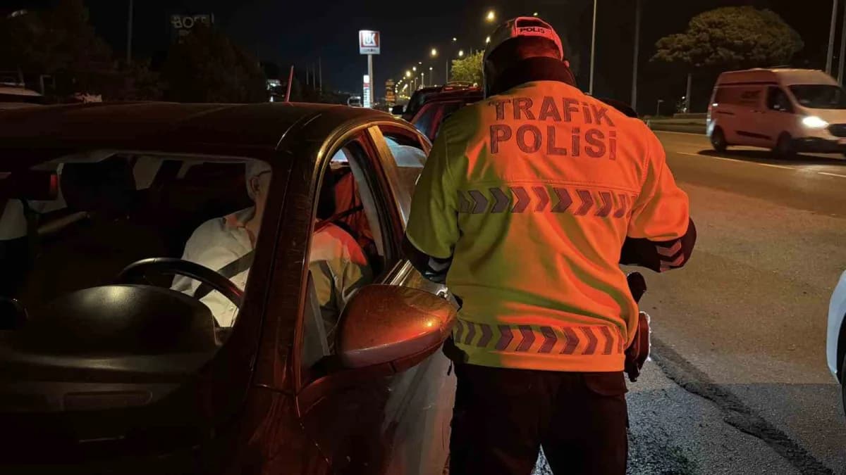 Bolu’da polis ekipleri, d-100 kara yolunda geniş çaplı denetim yaptı. Durdurulan araçlardaki sürücü ve yolcuların GBT so