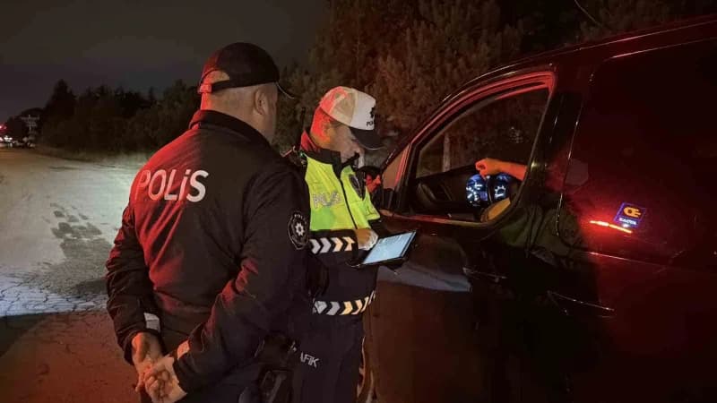 Bolu’da polis ekipleri, d-100 kara yolunda geniş çaplı denetim yaptı. Durdurulan araçlardaki sürücü ve yolcuların GBT so