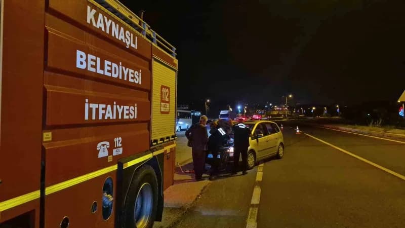 D-100 Karayolu Kaynaşlı mevkii Bolu Dağı çıkışında meydana gelen kazada otomobil önünde seyreden çekme belgeli plakasız