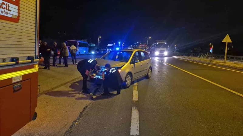 D-100 Karayolu Kaynaşlı mevkii Bolu Dağı çıkışında meydana gelen kazada otomobil önünde seyreden çekme belgeli plakasız