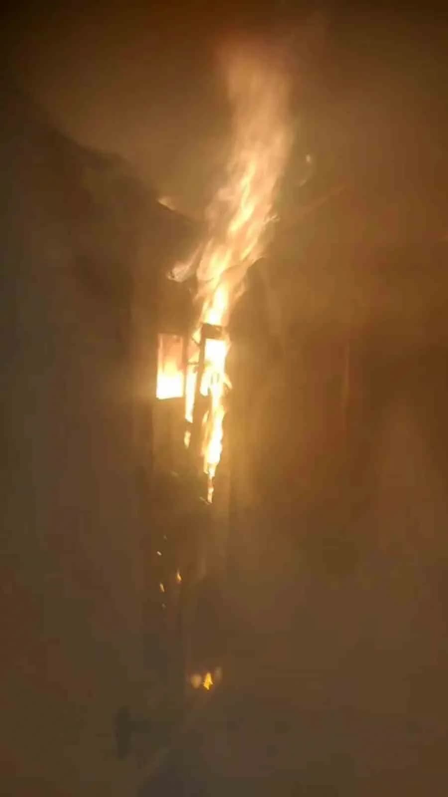 Bolu’da bir apartmanın elektrik panosunda çıkan yangın, itfaiye ekiplerinin müdahalesiyle söndürüldü. Yangında elektrik