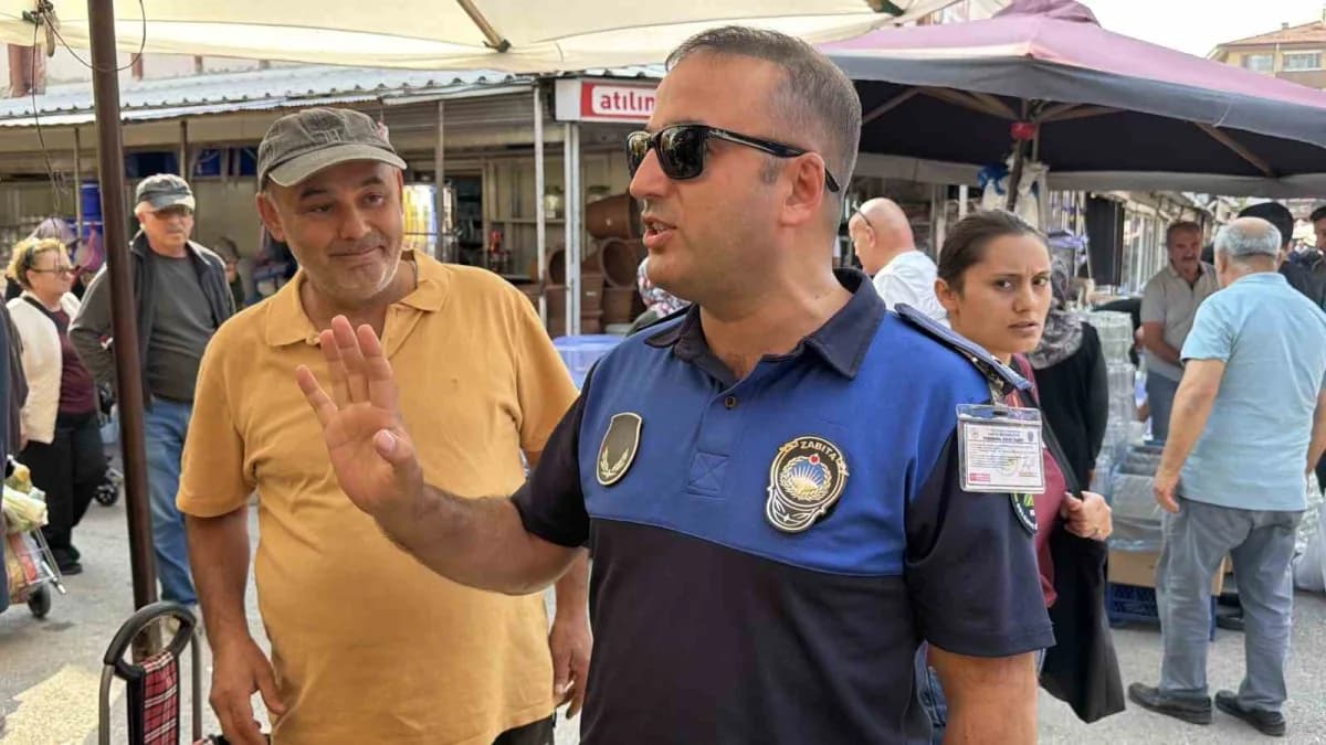 Bolu semt pazarında zabıta ekipleri fiyat etiketi denetimi yapıyor