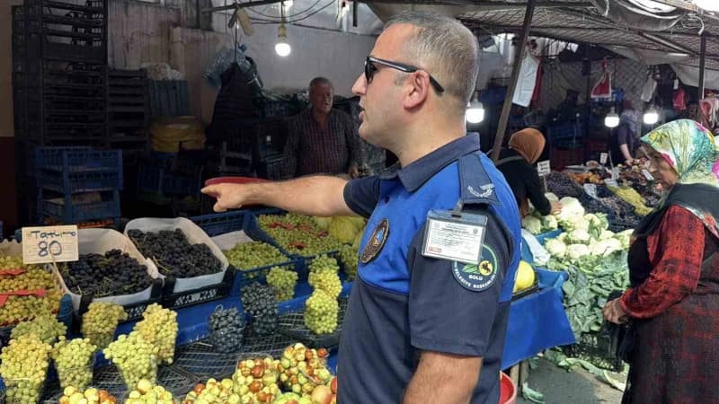 Bolu’da belediye Zabıta ekipleri, semt pazarlarında ürünlerin fiyat etiketlerini kontrol etti.