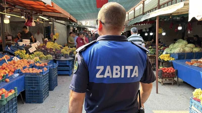 Bolu’da belediye Zabıta ekipleri, semt pazarlarında ürünlerin fiyat etiketlerini kontrol etti.