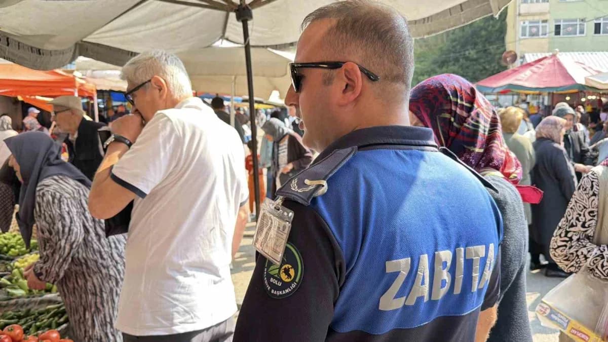 Bolu’da belediye Zabıta ekipleri, semt pazarlarında ürünlerin fiyat etiketlerini kontrol etti.
