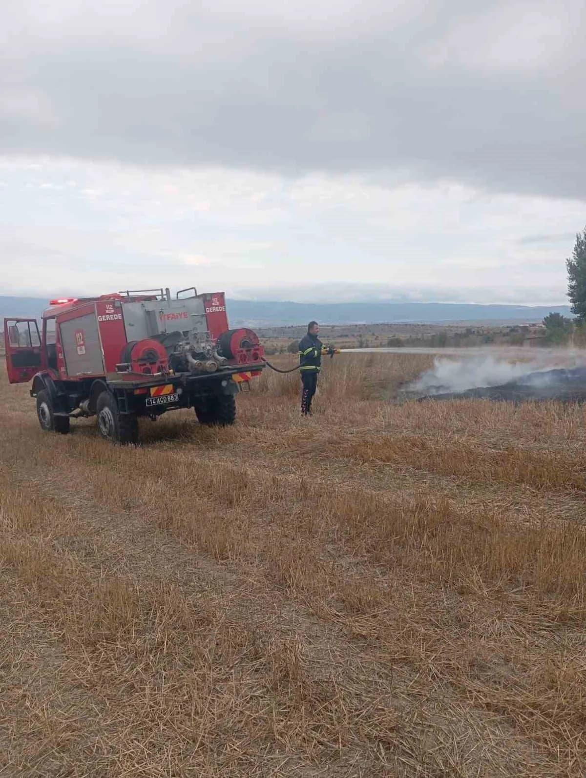 Bolu’nun Gerede ilçesinde elektrik tellerine çarpan kuş nedeniyle anız yangını çıktı. Yangın, itfaiye ekiplerinin müdaha