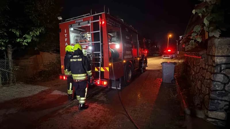 Bolu’da 2 katlı ikiz villanın bahçesinde bulunan odunlukta çıkan yangın, itfaiye ekiplerinin müdahalesiyle villaya sıçra