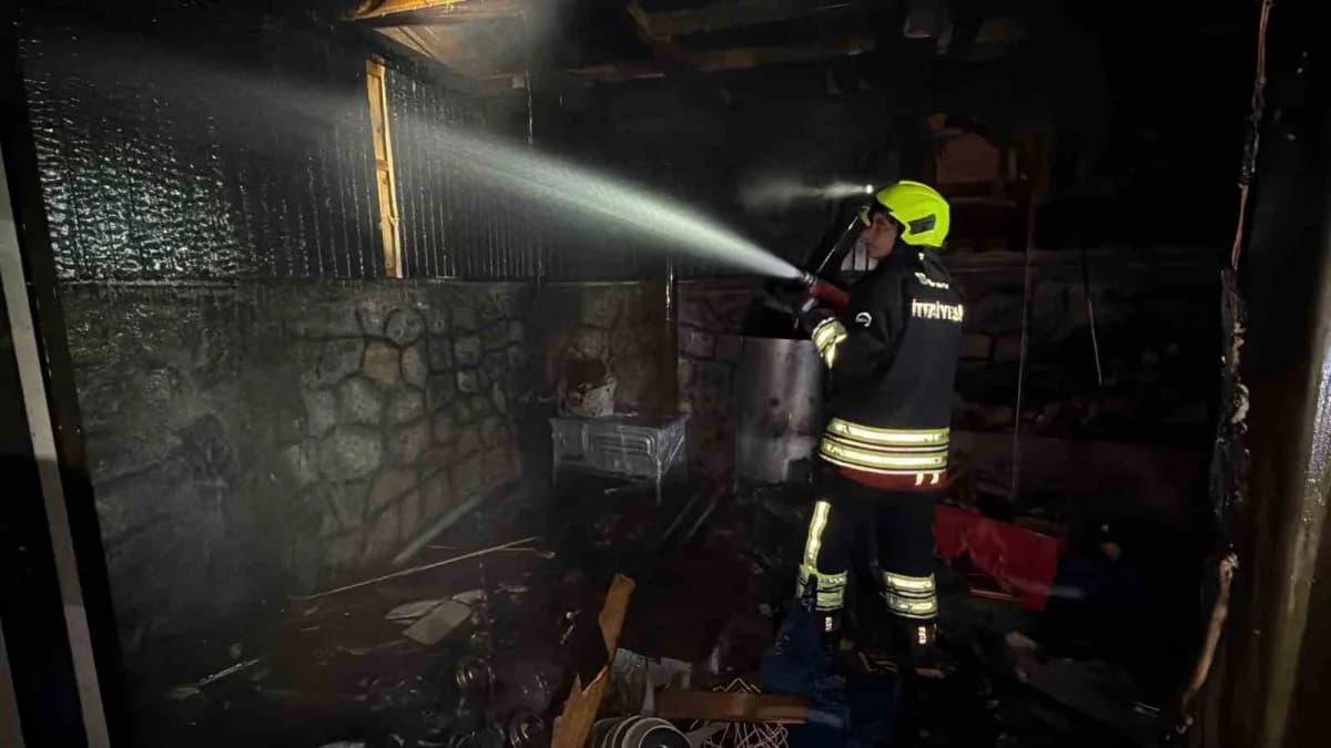 Bolu’da 2 katlı ikiz villanın bahçesinde bulunan odunlukta çıkan yangın, itfaiye ekiplerinin müdahalesiyle villaya sıçra