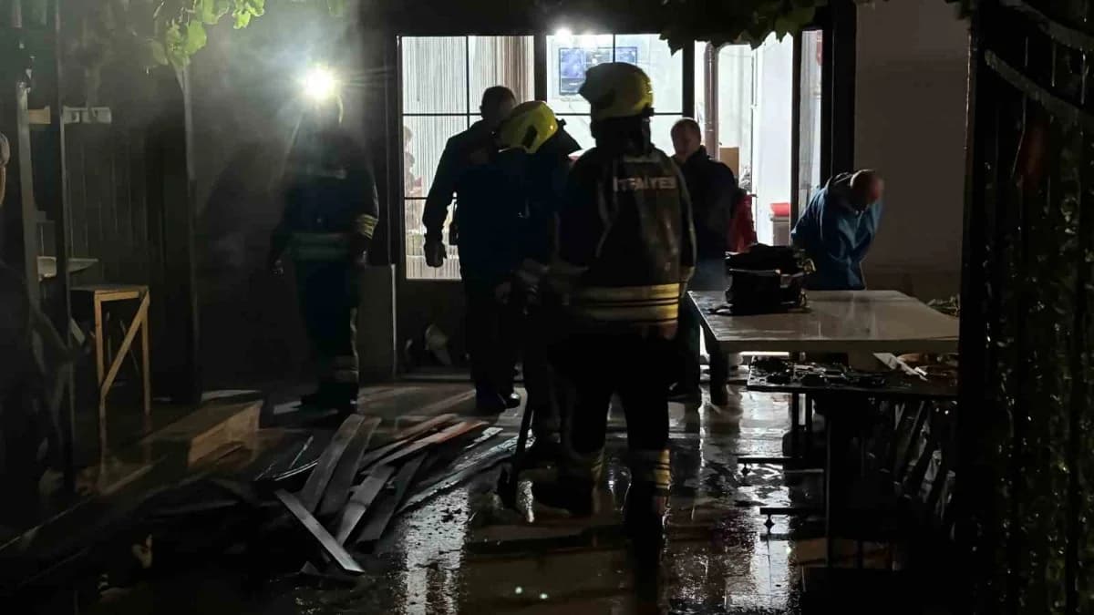 Bolu Dağkent Mahallesi’nde ikiz villanın bahçesinde çıkan odunluk yangınına müdahale eden itfaiye ekipleri