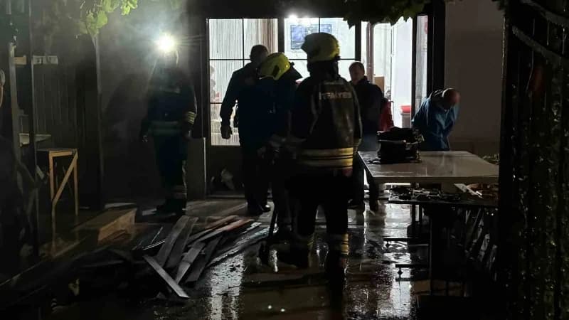 Bolu Dağkent Mahallesi’nde ikiz villanın bahçesinde çıkan odunluk yangınına müdahale eden itfaiye ekipleri