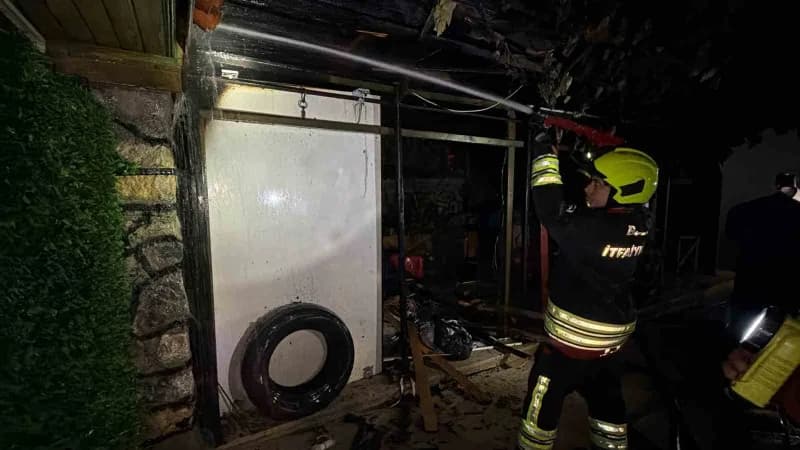 Bolu’da 2 katlı ikiz villanın bahçesinde bulunan odunlukta çıkan yangın, itfaiye ekiplerinin müdahalesiyle villaya sıçra