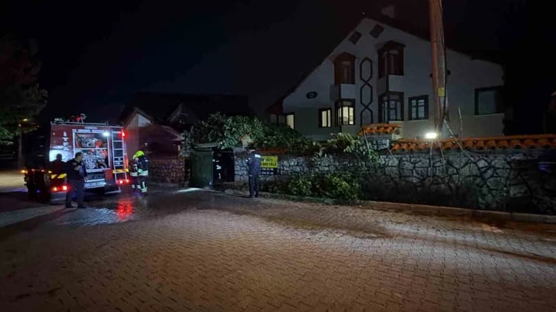 Bolu’da 2 katlı ikiz villanın bahçesinde bulunan odunlukta çıkan yangın, itfaiye ekiplerinin müdahalesiyle villaya sıçra