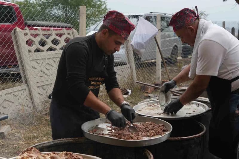 Bolu'da düzenlenen büyük Çorumlular buluşmasında yaklaşık 10 bin kişi bir araya geldi. Hazırlıkları 35 gün önceden başla