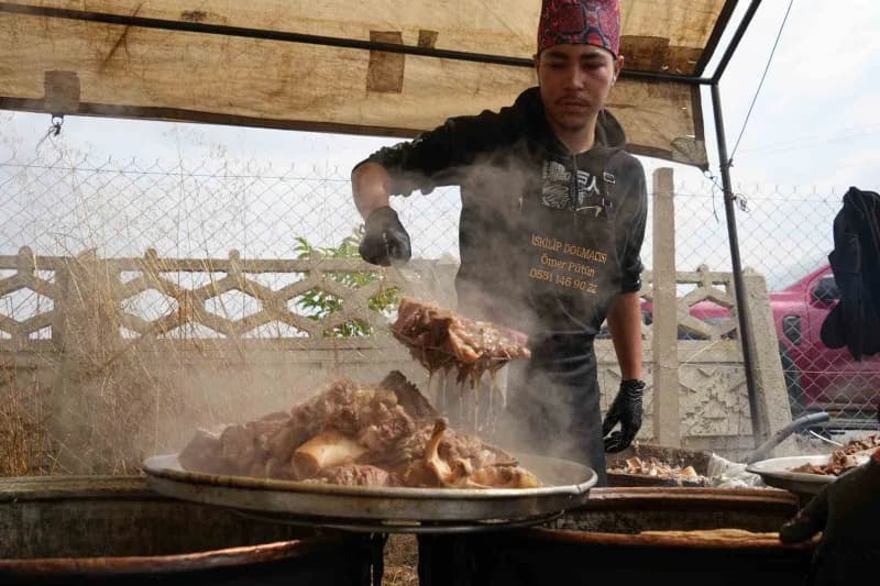 Bolu’da düzenlenen etkinlikte 41 kazan odun ateşinde pişirilen İskilip dolması misafirlere sunuluyor