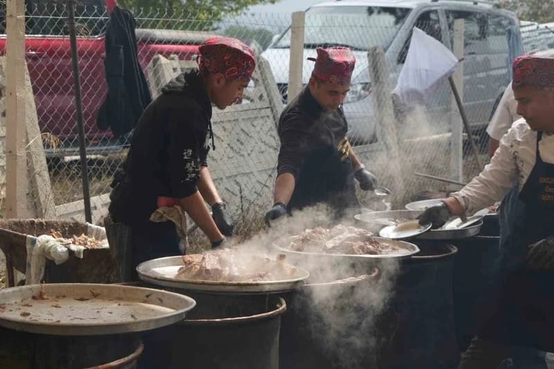 Bolu'da düzenlenen büyük Çorumlular buluşmasında yaklaşık 10 bin kişi bir araya geldi. Hazırlıkları 35 gün önceden başla