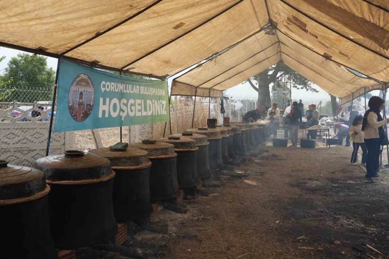 Bolu'da düzenlenen büyük Çorumlular buluşmasında yaklaşık 10 bin kişi bir araya geldi. Hazırlıkları 35 gün önceden başla