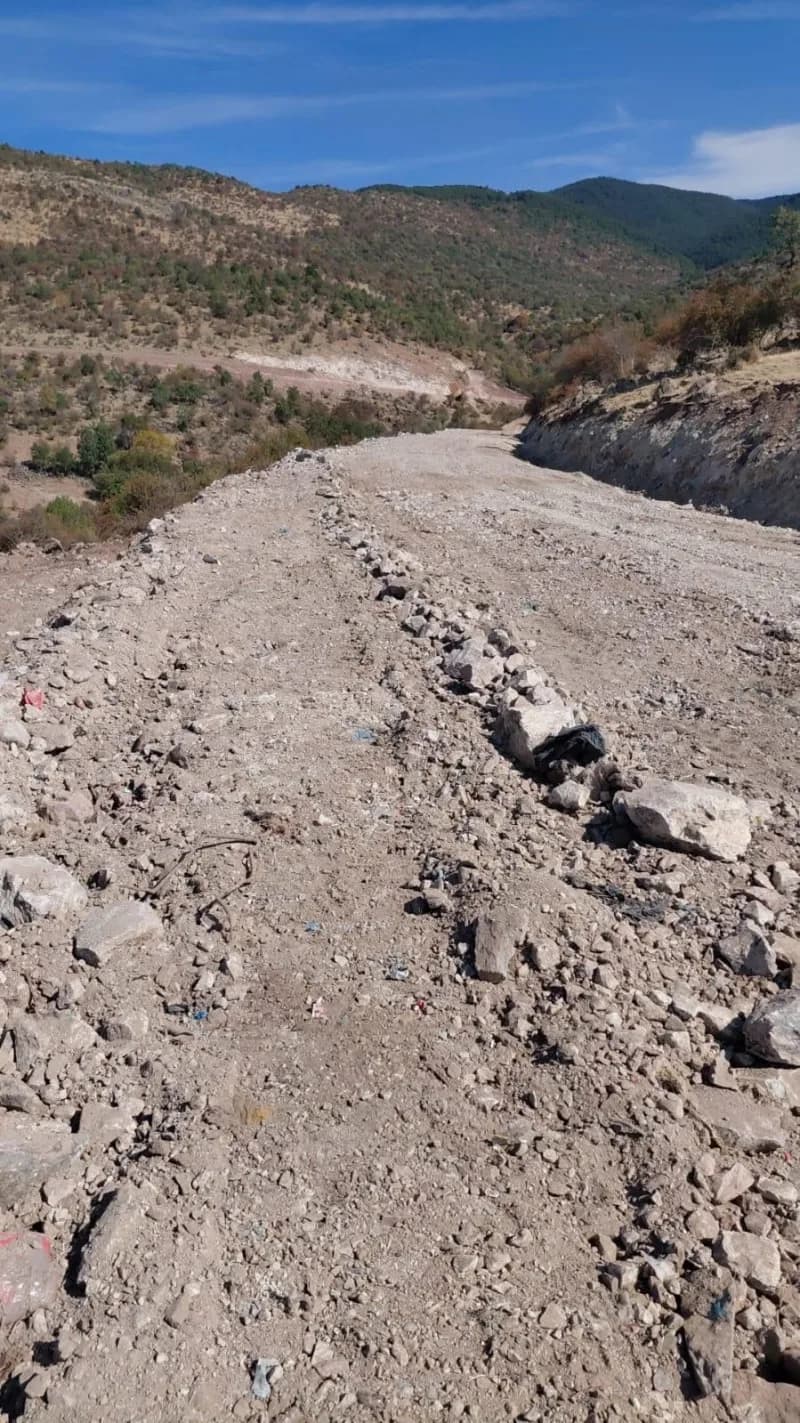 Bolu Kıbrıscık ilçesinde heyelan riski nedeniyle yapımı devam eden yeni yol çalışmaları