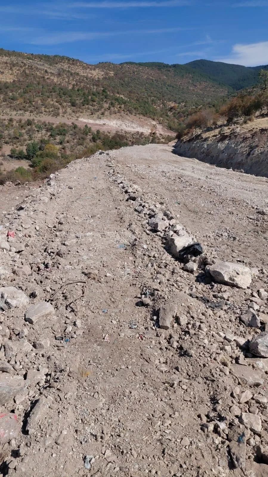 Bolu Kıbrıscık ilçesinde heyelan riski nedeniyle yapımı devam eden yeni yol çalışmaları