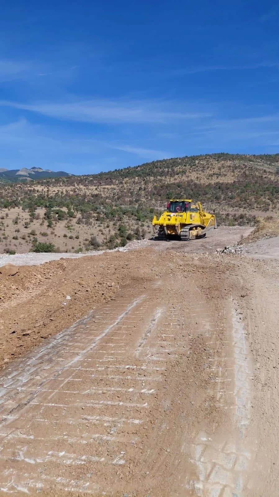 Bolu’nun Kıbrıscık ilçesinde heyelan ve kaya düşmesi riski taşıyan yola alternatif 3,3 kilometrelik yeni güzergâh oluştu