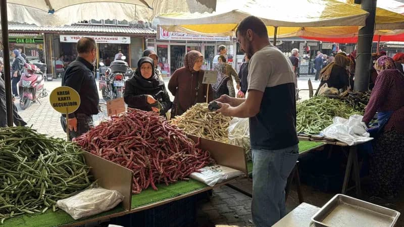 Bolu’da hava sıcaklıklarının düşmesiyle birlikte kışlık erzak hazırlığına başlayan vatandaşlar, semt pazarlarında yoğunl