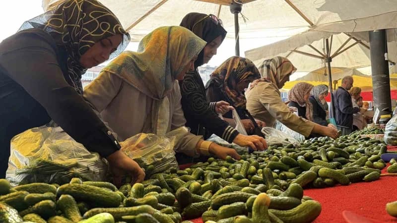 Bolu’da hava sıcaklıklarının düşmesiyle birlikte kışlık erzak hazırlığına başlayan vatandaşlar, semt pazarlarında yoğunl