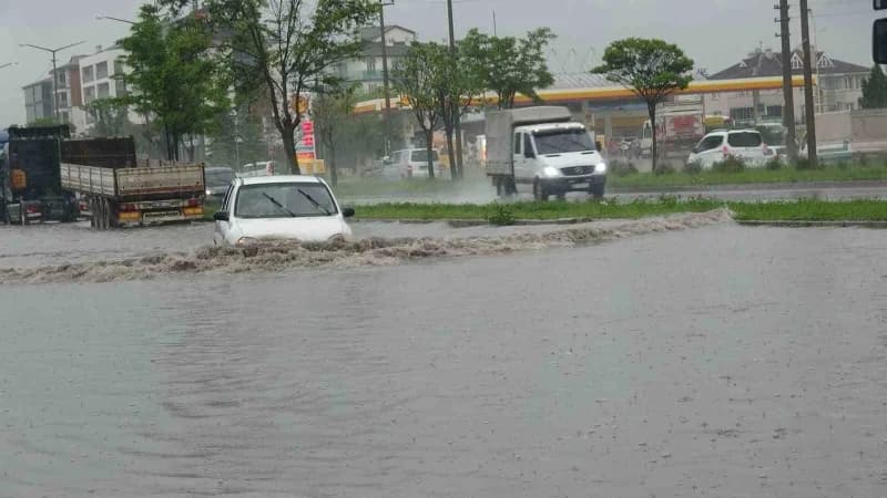 Bolu’da gece saatlerinden itibaren kuvvetli sağanak ve gök gürültülü sağanak yağış bekleniyor. Vatandaşların ani sel, su