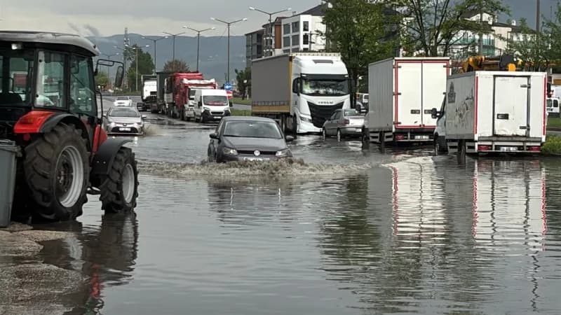 Bolu’da gece saatlerinden itibaren kuvvetli sağanak ve gök gürültülü sağanak yağış bekleniyor. Vatandaşların ani sel, su