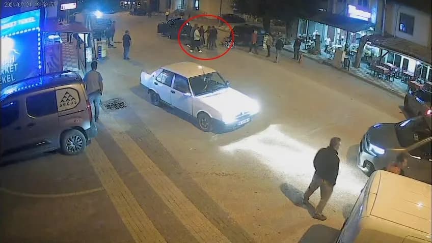 Burnunda kırıklar oluşan adamın sokak ortasında yediği meydan dayağı güvenlik kamerasına saniye saniye yansırken, olayla