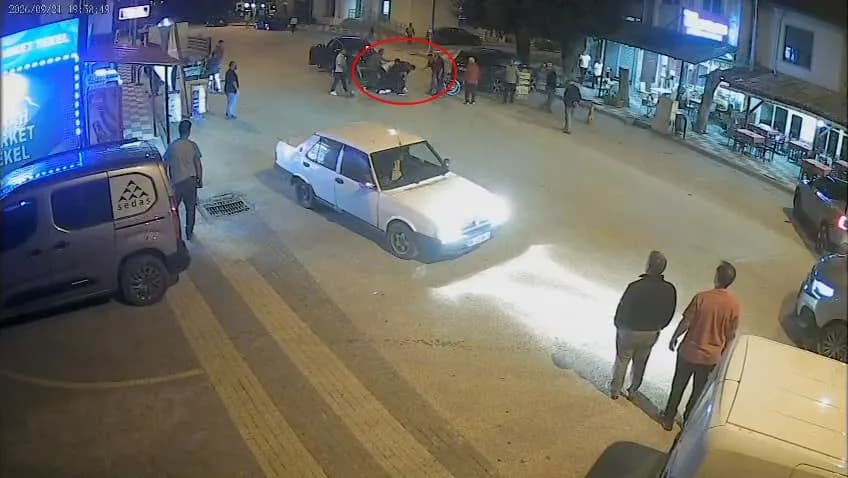 Bolu Mengen’de 64 yaşındaki esnafın araçtan indirilip darbedildiği anların güvenlik kamerası görüntüsü