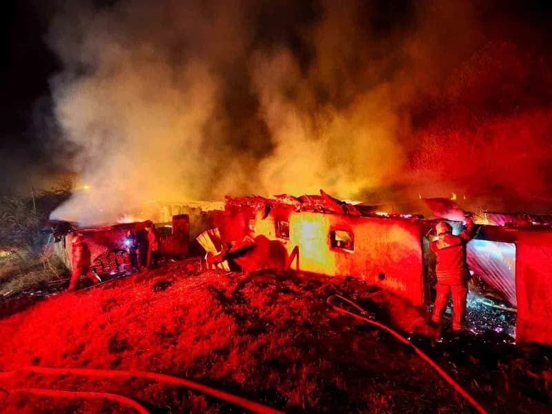 Bolu'nun Mudurnu ilçesinde içerisinde tavuk bulunmayan ancak saman balyalarıyla dolu olan kümes alev alev yandı. Yangın,