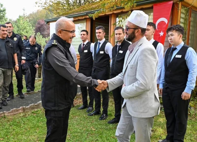 Bolu İl Emniyet Müdürlüğü bünyesinde kullanılmak üzere temin edilen yeni hizmet araçları, düzenlenen törenle hizmete alı