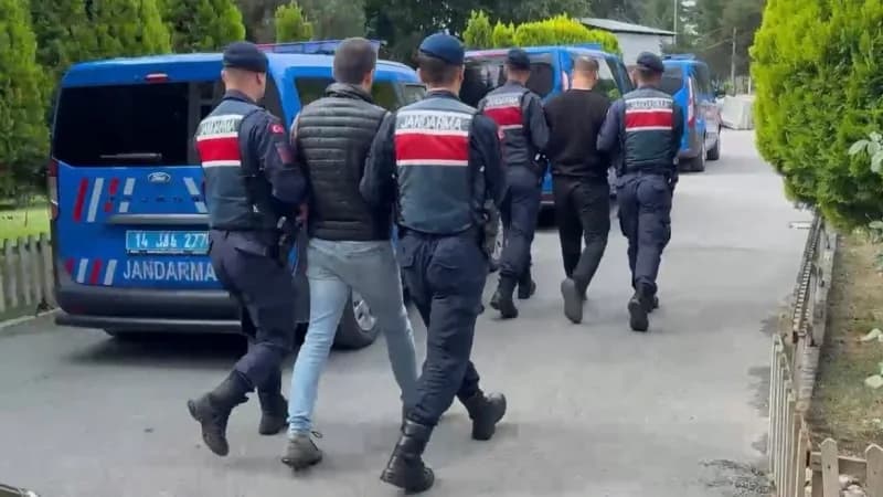 Bolu’da jandarma ekipleri sahte altın operasyonu sırasında ele geçirilen sahte altın ve malzemeler