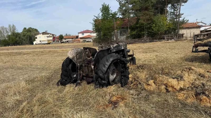 Bolu’da saman balyalarının bulunduğu alanda çıkan yangında traktör ve römorku kullanılamaz hale geldi.