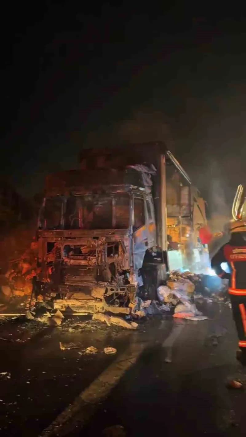Bolu’da TEM Otoyolu’nun Yeniçağa-dörtdivan arasında tekstil ürünleri yüklü tır, çıkan yangında kullanılamaz hale geldi.
