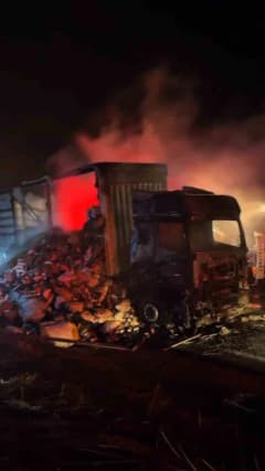 Bolu TEM Otoyolu Yeniçağa-Dörtdivan arasında tekstil yüklü tırda çıkan yangına müdahale eden itfaiye ekipleri