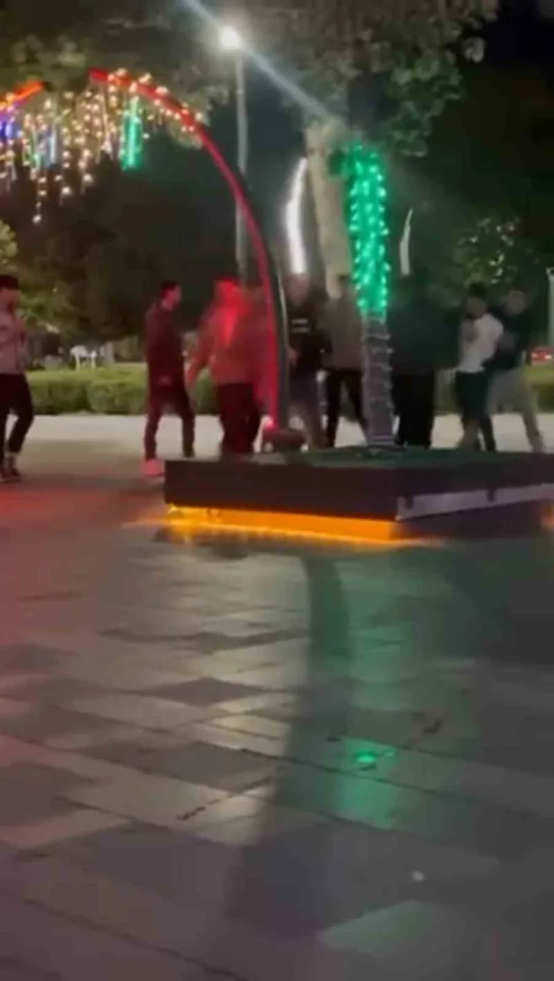 Bolu Valilik Meydanı'nda iki grup arasında çıkan kavga anı