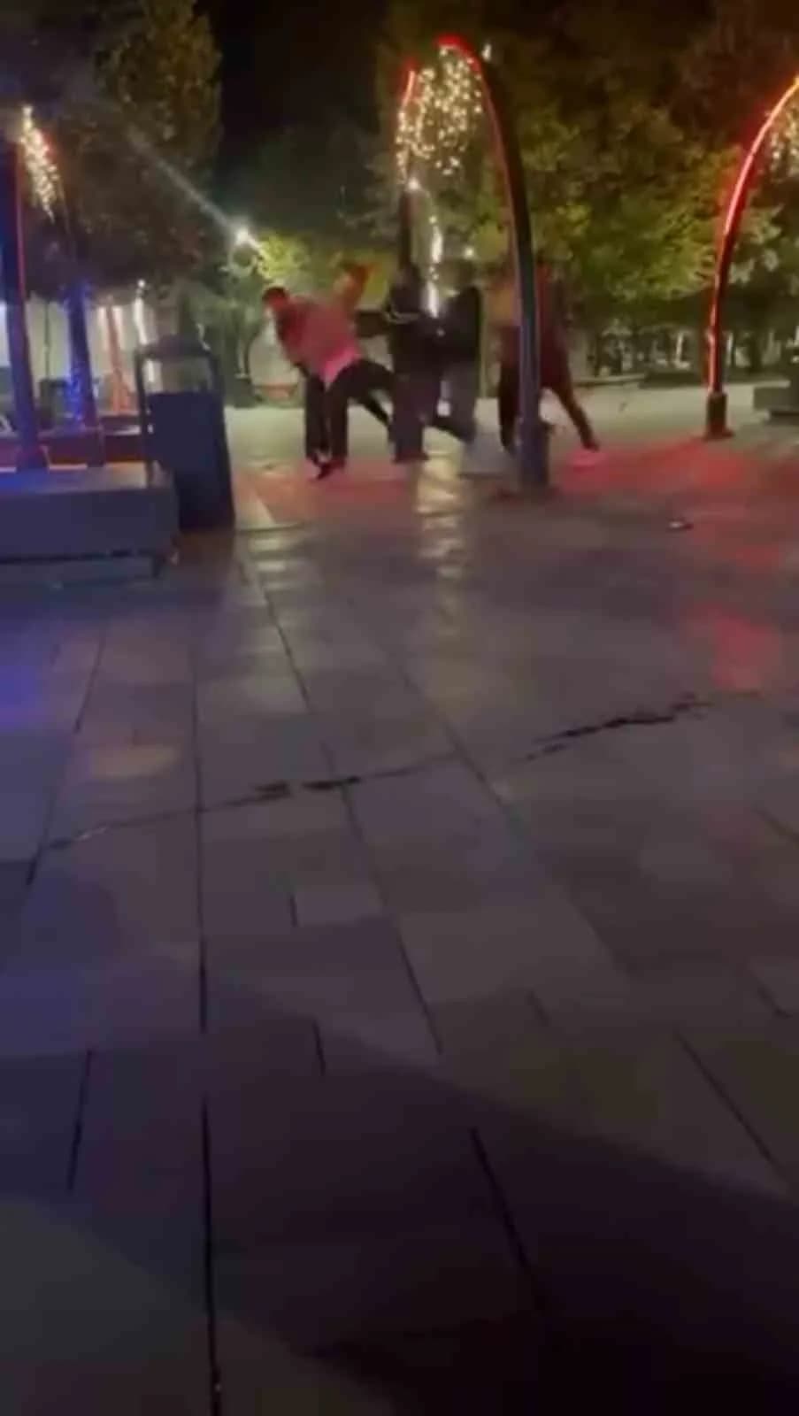 Bolu’da Valilik Meydanı’nda iki grup arasında çıkan sözlü tartışma, tekme ve yumrukların kullanıldığı kavgaya dönüştü. Y