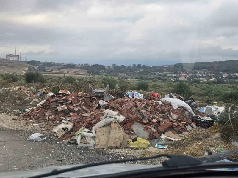 Bolu Yolçatı ile Yumrukaya arasındaki yol kenarında biriken evsel atıklar ve plastik şişelerle dolu çevre kirliliği