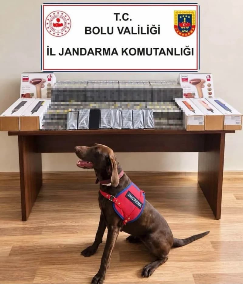 Bolu TEM Otoyolu üzerinde durdurulan yolcu otobüsünde ele geçirilen kaçak sigara ve elektronik cihazlar