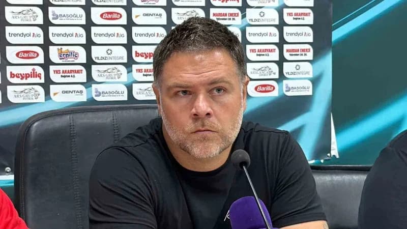 Boluspor futbol takımı oyuncuları sahada mücadele ederken