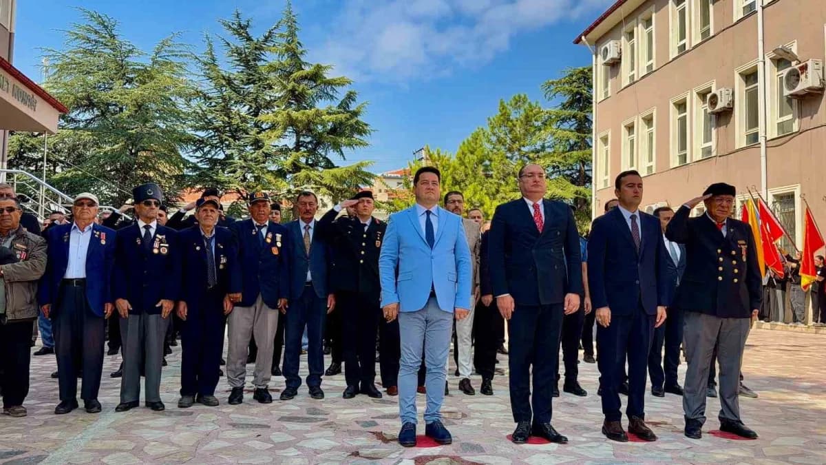 Afyonkarahisar’ın Bolvadin ilçesinde, 19 Eylül Gaziler Günü dolayısıyla tören ve anma programı düzenlendi.