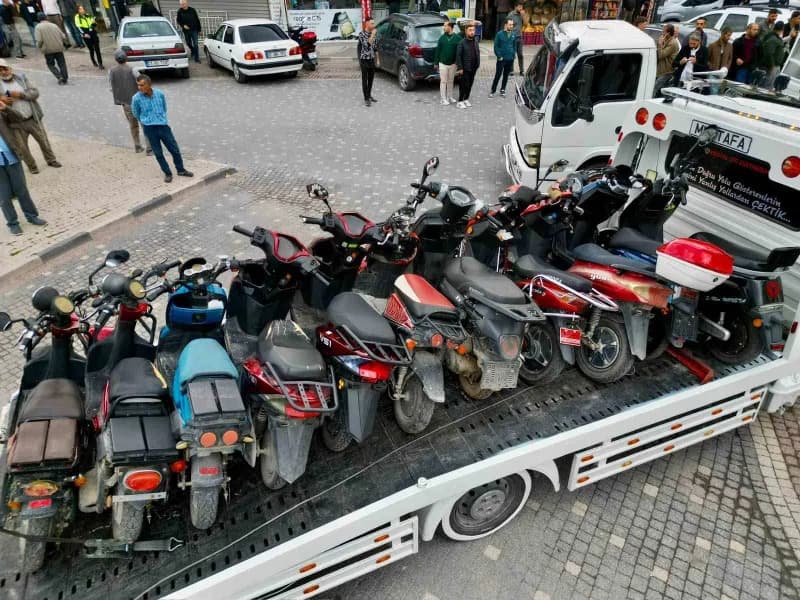Afyonkarahisar’ın Bolvadin ilçesinde polis tarafından ‘önce Güvenlik’ anlayışı ile başlatılan trafik denetimleri devam e
