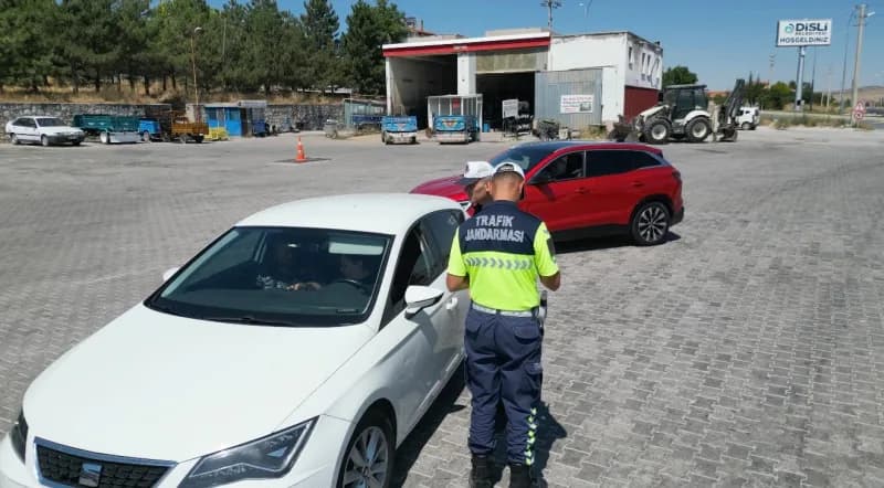 Afyonkarahisar Bolvadin’de jandarma trafik ekipleri yol denetimi yaparken