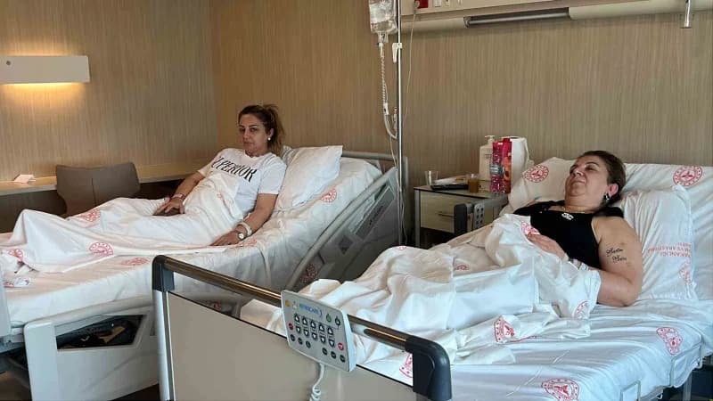 Mersin’in Tarsus ilçesinde bir güzellik merkezinde botoks yaptıran iki kız kardeş ile arkadaşlarının uygulamanın ardında