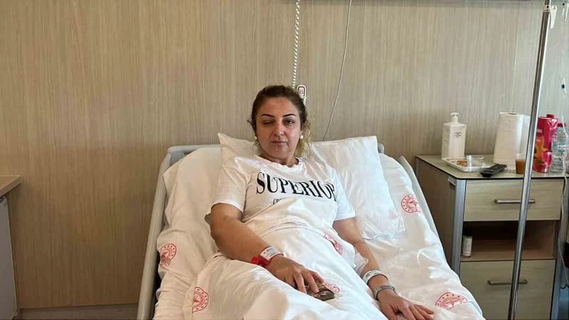 Mersin’in Tarsus ilçesinde bir güzellik merkezinde botoks yaptıran iki kız kardeş ile arkadaşlarının uygulamanın ardında