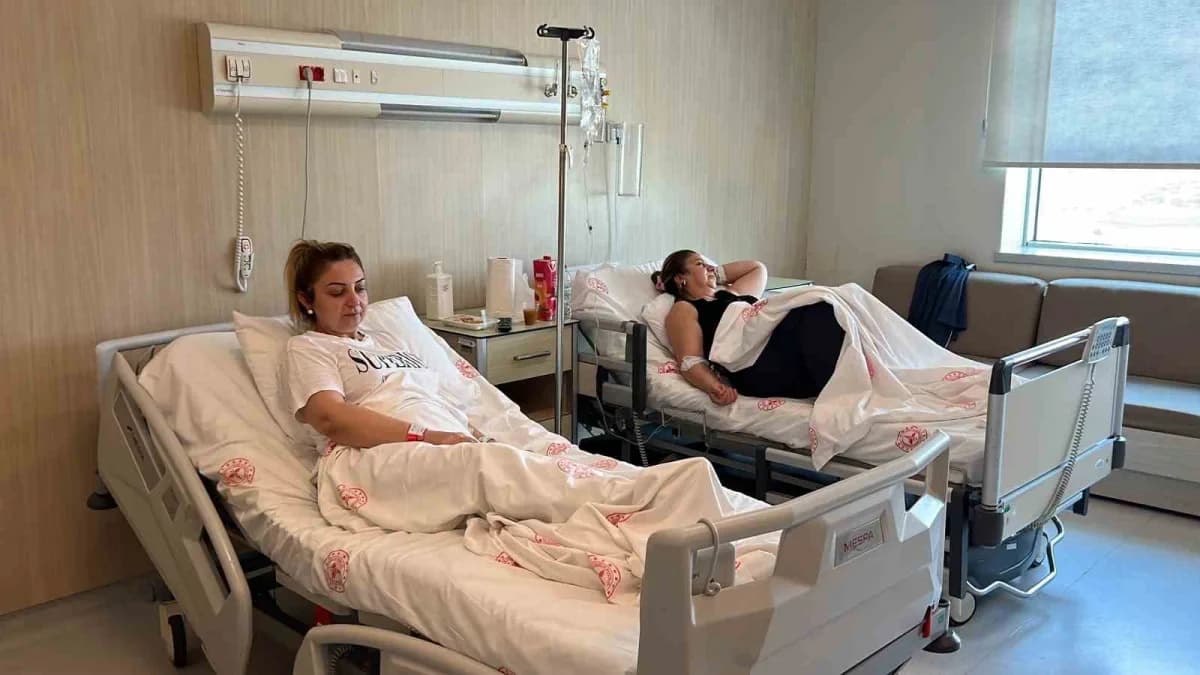 Mersin’in Tarsus ilçesinde bir güzellik merkezinde botoks yaptıran iki kız kardeş ile arkadaşlarının uygulamanın ardında