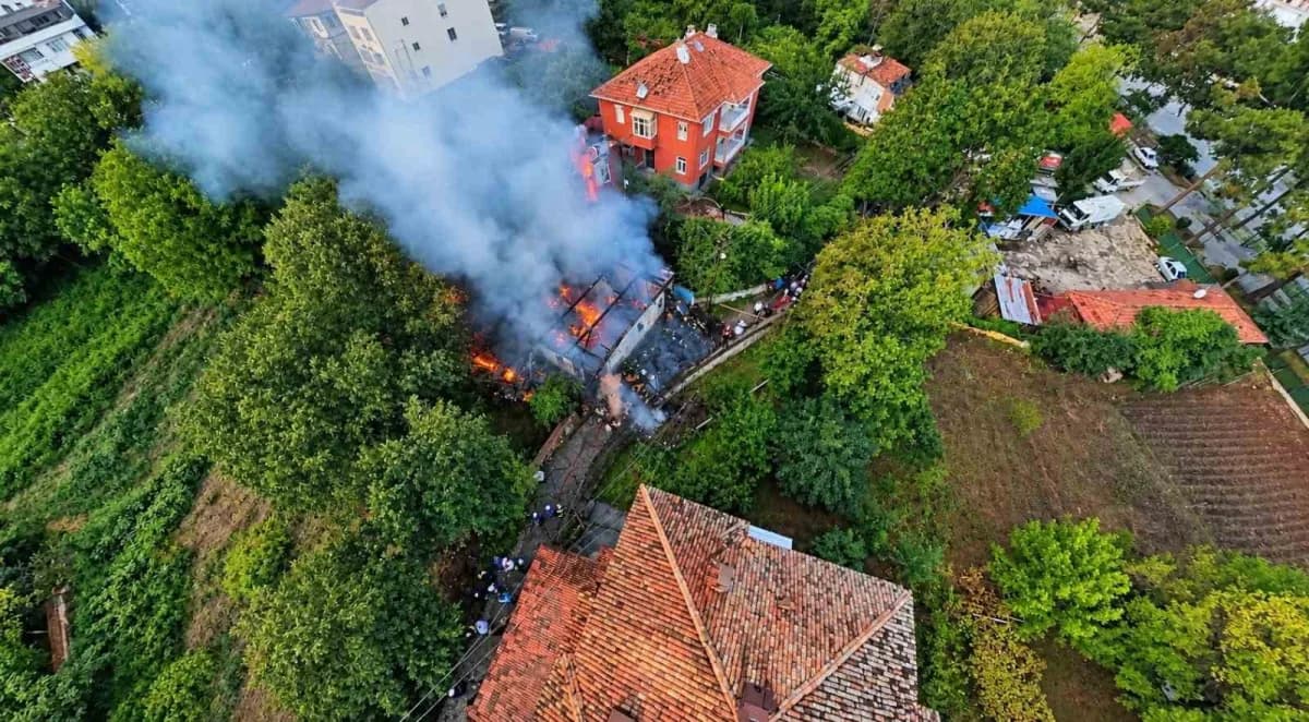 Sinop'un Boyabat ilçesinde sabah saatlerinde 3 katlı ahşap bir evde çıkan yangın paniğe neden oldu. Yangında yaralanan o