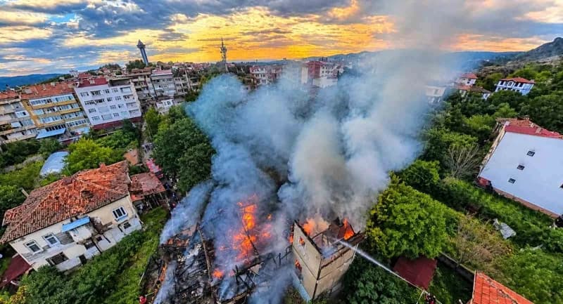Boyabat ilçesinde 3 katlı ahşap evde çıkan yangın sonrası alevler ve itfaiye müdahalesi